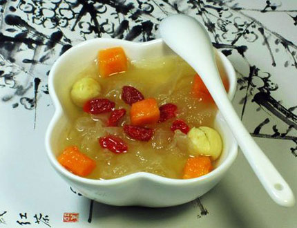 银耳莲子汤（图片来源于豆果美食e刊）